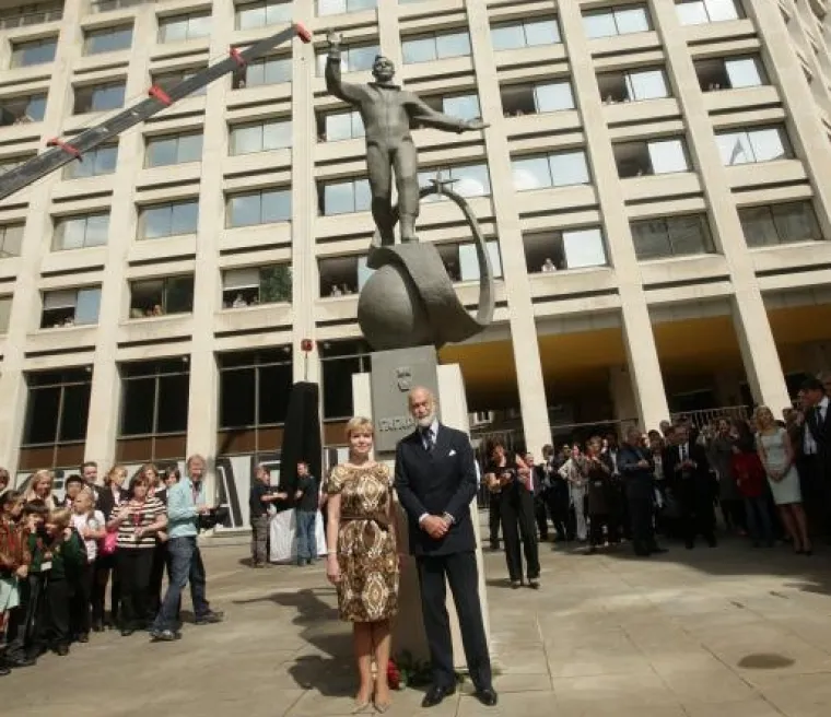 Jelena Gagarina i vojvoda od Kenta poziraju fotografijam ispred kipa Jurija Gagarina