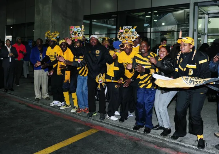 Navijači Kaiser Chiefsa ispred zračne luke u Johannesburgu