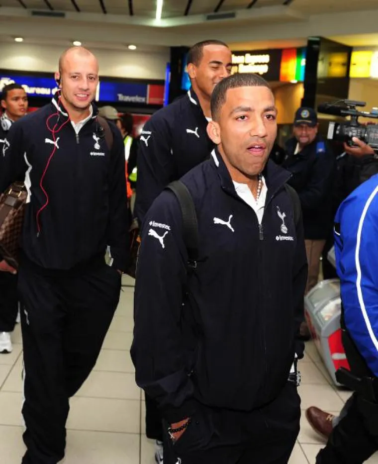 Aaron Lennon ležerno prolazi pored ushićenih fanova Tottenhama