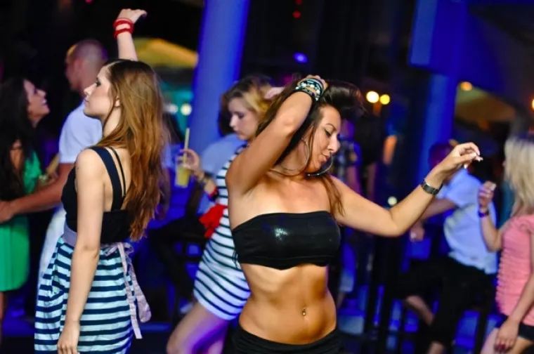 Strastveni poljupci vrućih djevojaka uzburkali strasti