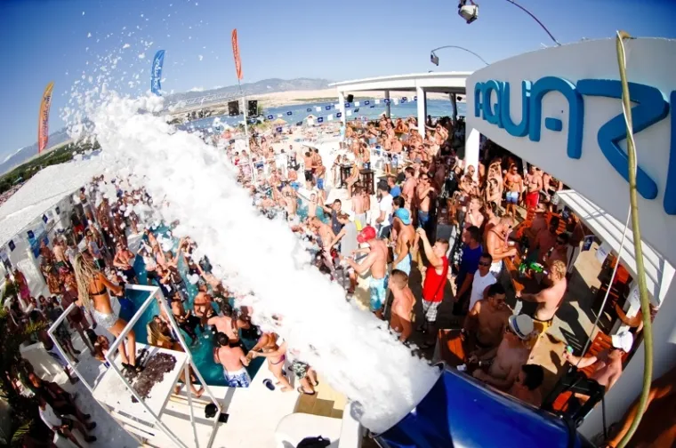 Na Zrću sve vi&scaron;e zgodnih i napaljenih djevojaka