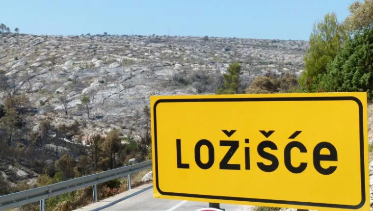 Ulazak u Loži&scaron;će nakon &scaron;to je vatrena fronta pro&scaron;la ti dijelom Brača