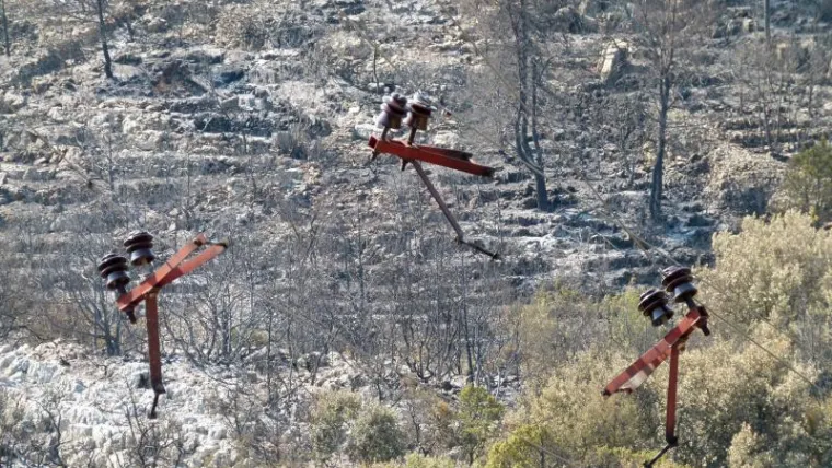 Na Braču je zbog požara isključen 35-kilovoltni dalekovod.