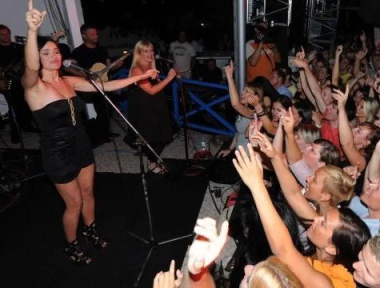 Publika je uz zvukove Severininih pjesmi izdržala do zore