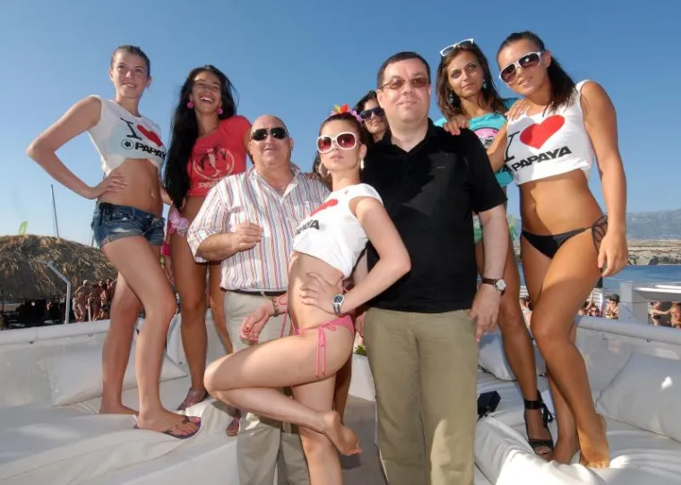 Ministar turizma u društvu ljepotica na poznatoj plaži