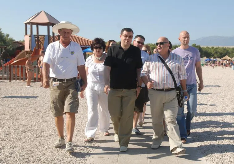 Svi su ipak bili malo preformalno odijeveni za hod po plaži