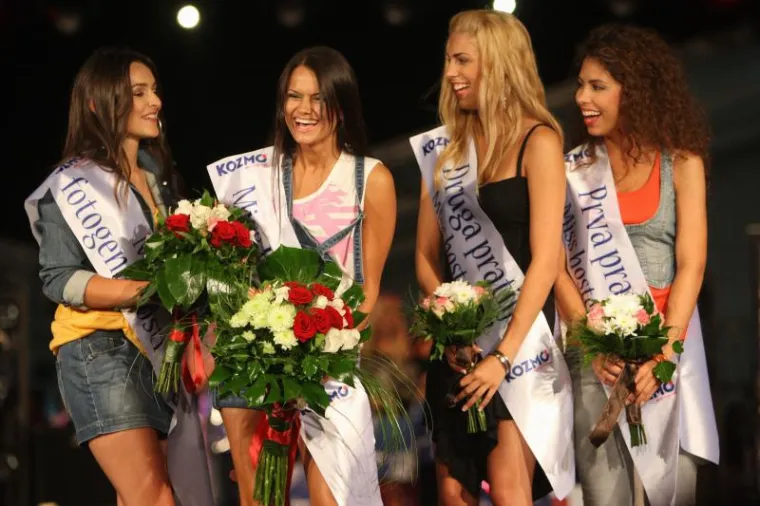 Na kraju napornog izbora za Miss hostesa djevojke su se konačno opustile
