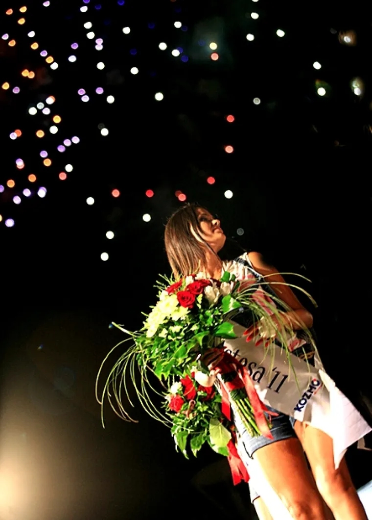 Ana Vojnić Tunić iz Subotice osvojila je titulu najljepše hostese u Umagu, a njezinu pobjedu je začinio prekrasni vatromet  (FOTO: www.croatiaopen.hr)