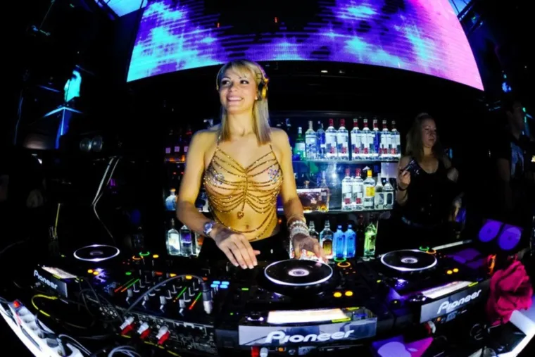 Niki Belucci u toplesu zapalila Zrće