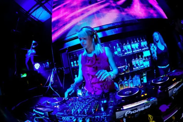 Niki Belucci u toplesu zapalila Zrće