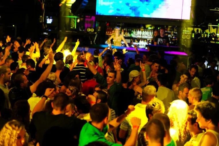 Niki Belucci u toplesu zapalila Zrće