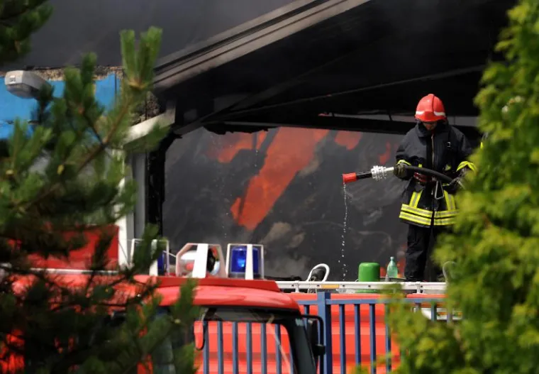 Veliki požar u zabočkoj tvornici tekstila i tepiha