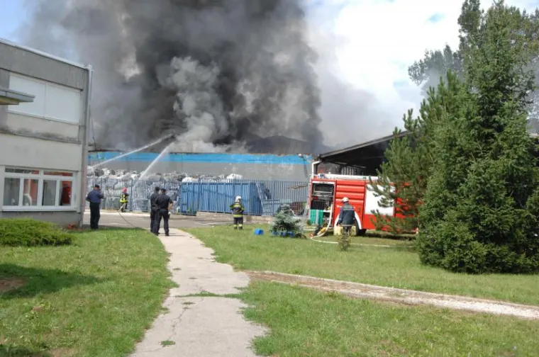 Veliki požar u zabočkoj tvornici tekstila i tepiha
