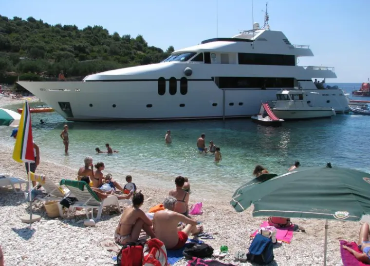Nasukana ogromna jahta na Hvaru