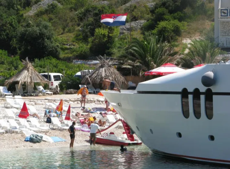 Nasukana ogromna jahta na Hvaru