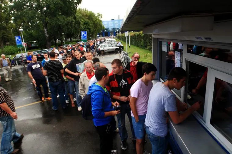 Ludnica ispred Maksimira