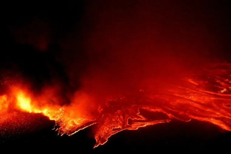 Rijeka lave krenula je niz padinu vulkana