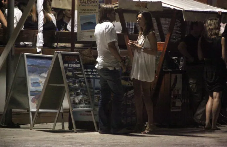 Severinin zaručnik uhvaćen s misterioznom crnkom!