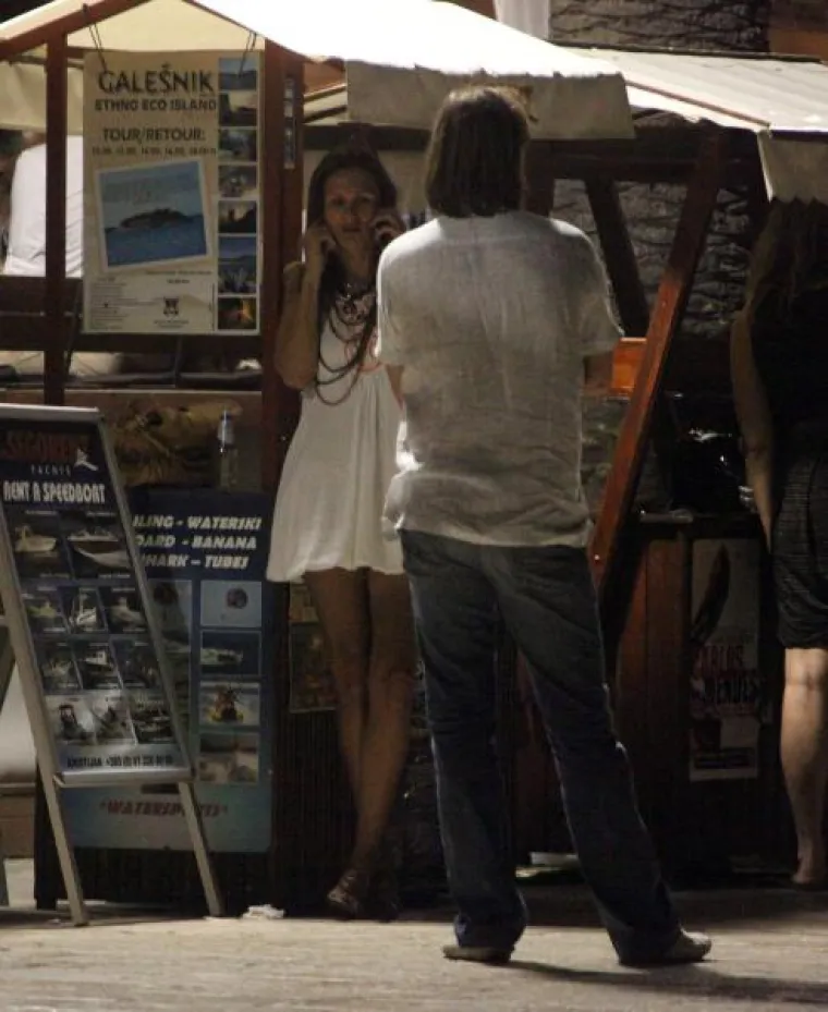 Severinin zaručnik uhvaćen s misterioznom crnkom!