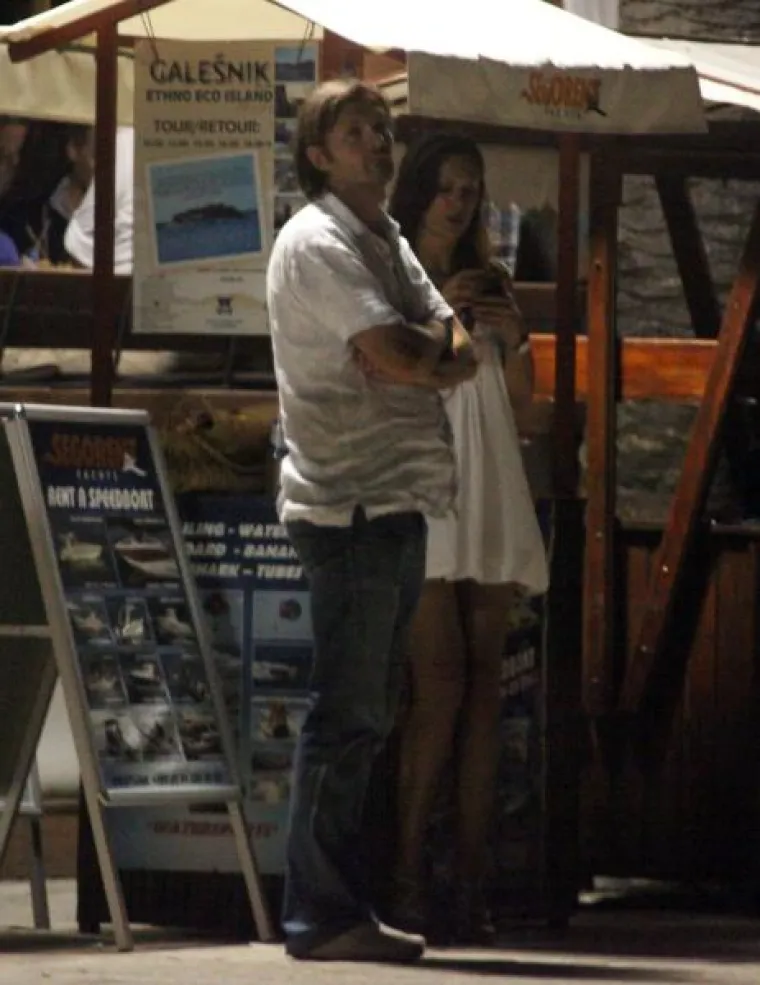 Severinin zaručnik uhvaćen s misterioznom crnkom!