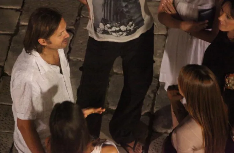 Severinin zaručnik uhvaćen s misterioznom crnkom!