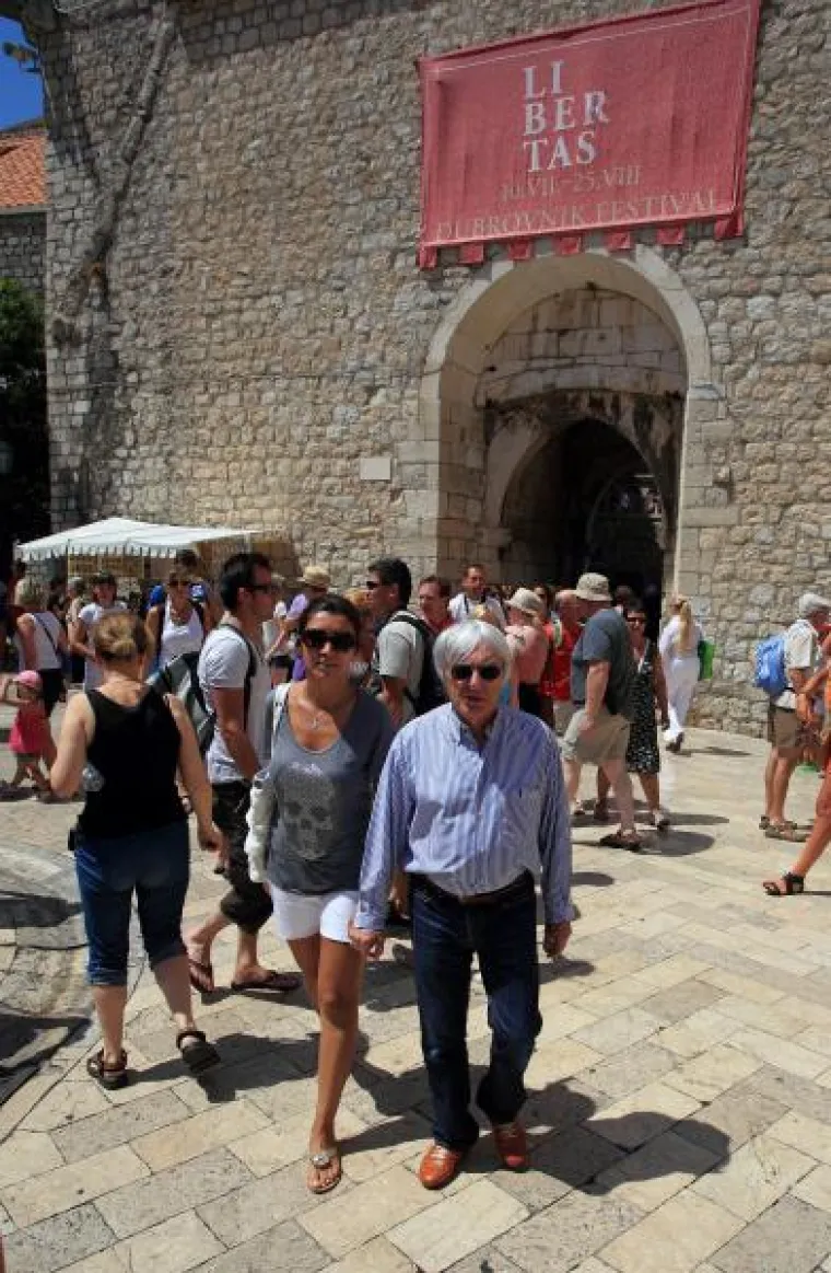 Bernie pro&scaron;etao novu djevojku po Stradunu