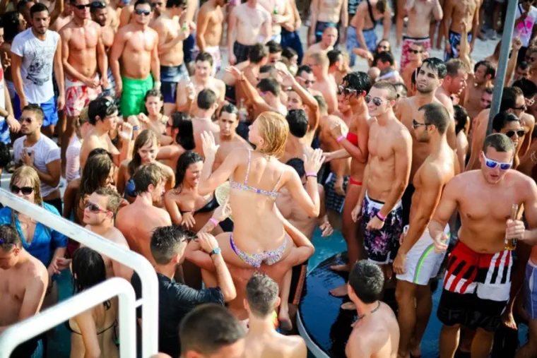 Zrće pra&scaron;i sto na sat!