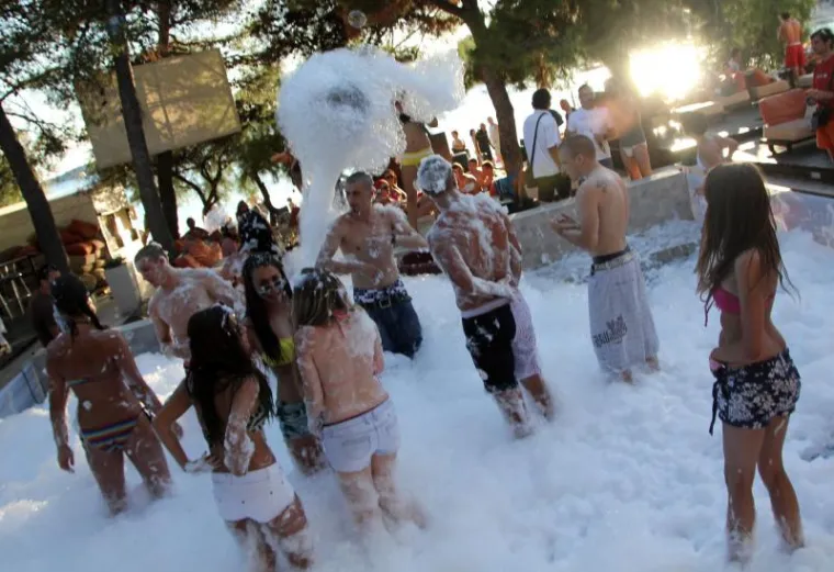 Raskala&scaron;eni pjena party u Vodicama
