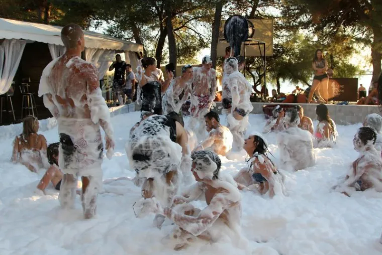 Raskala&scaron;eni pjena party u Vodicama