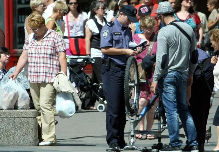 Biciklisti na meti policije