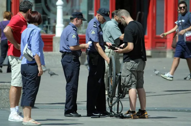 Biciklisti na meti policije