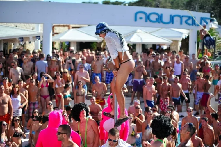 Prsata se ljepotica opustila do kraja