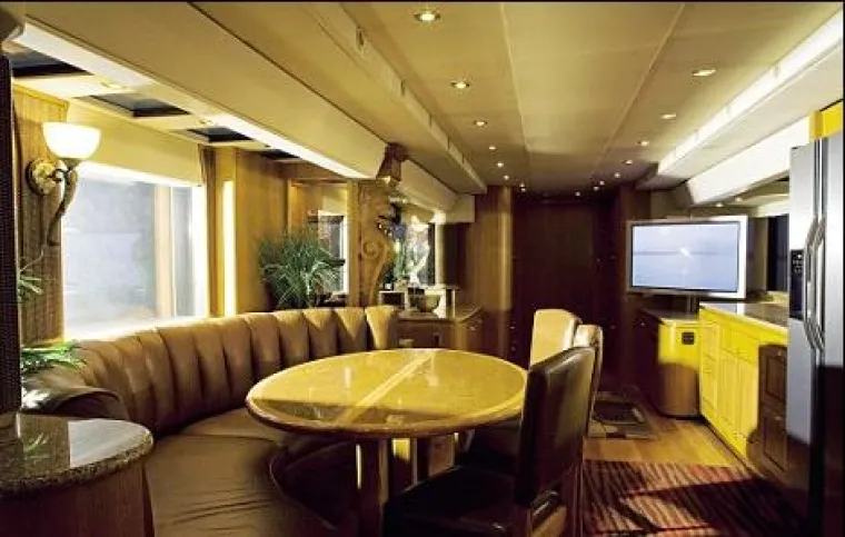 Luksuzna vila na kotačima novi dom Ashtona Kutchera