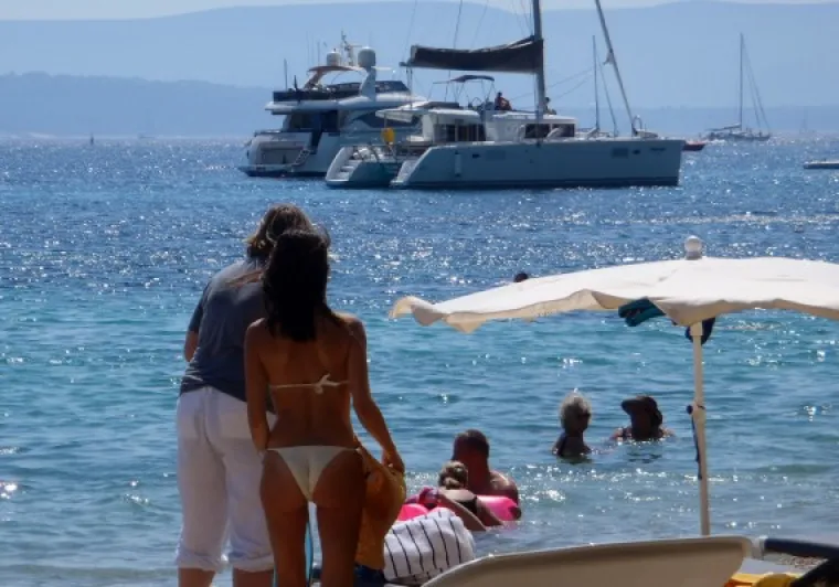 Severina blistala u bijelom badiću