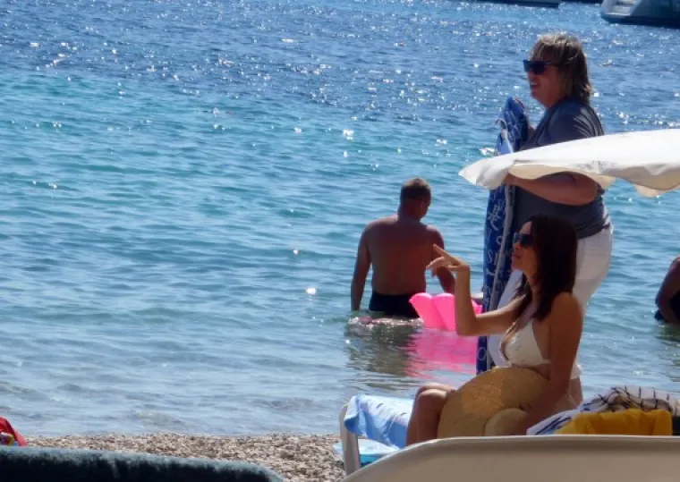 Severina blistala u bijelom badiću