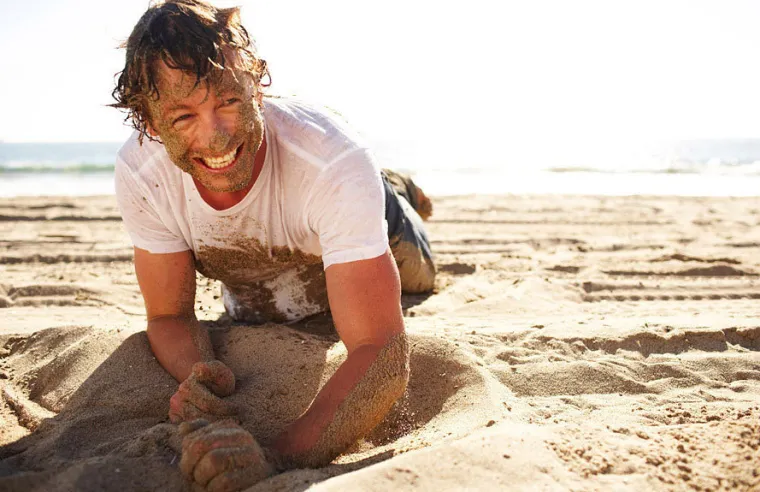 Najseksi Australac na televiziji, zvijezda RTL-ove serije Mentalist i bivši surfer uživa na pijesku!