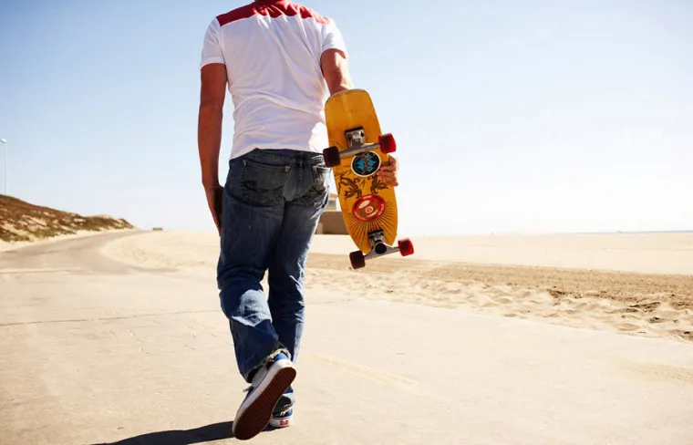 Najseksi Australac na televiziji, zvijezda RTL-ove serije Mentalist i biv&scaron;i surfer uživa na pijesku!