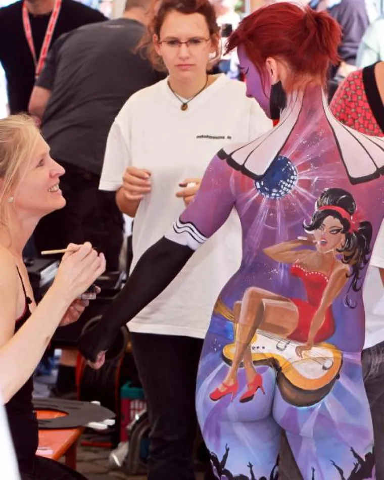 Obojana gola ženska tijela promovirala grad