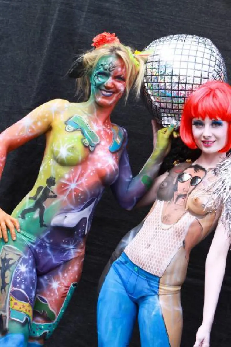 Obojana gola ženska tijela promovirala grad