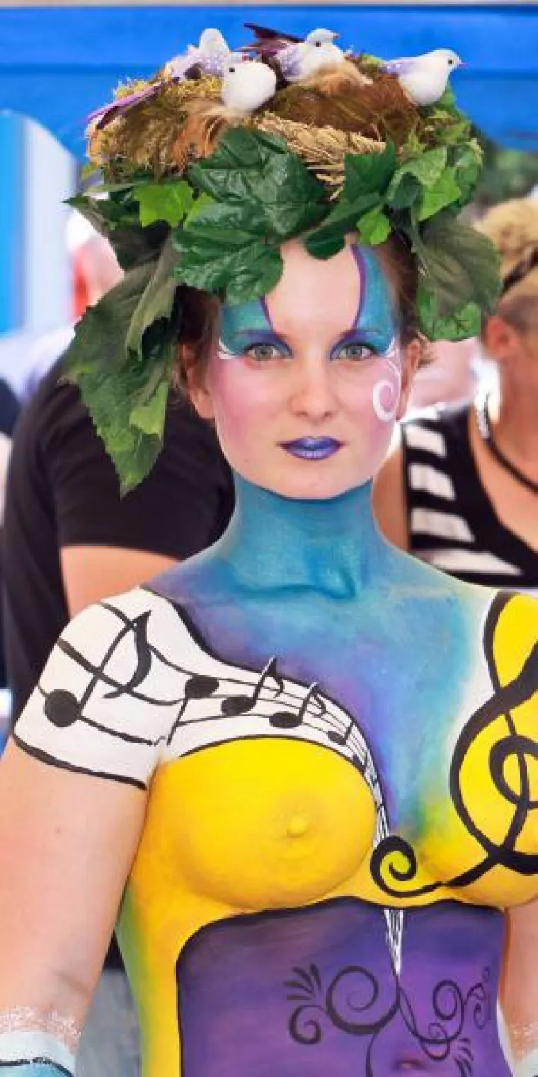 Obojana gola ženska tijela promovirala grad