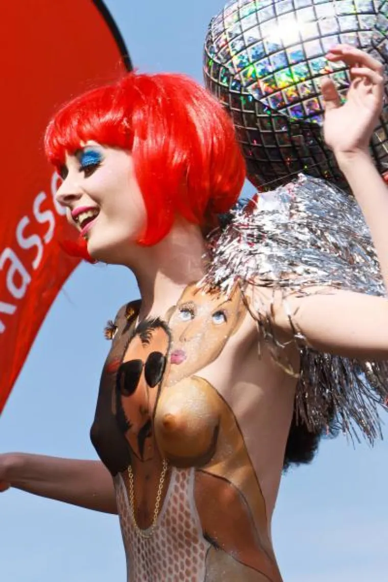 Obojana gola ženska tijela promovirala grad