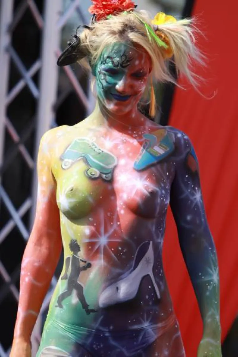 Obojana gola ženska tijela promovirala grad