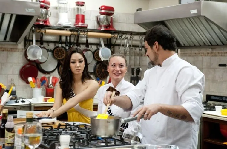 Prelijepe misice se oku&scaron;ale u plesu i kuhanju