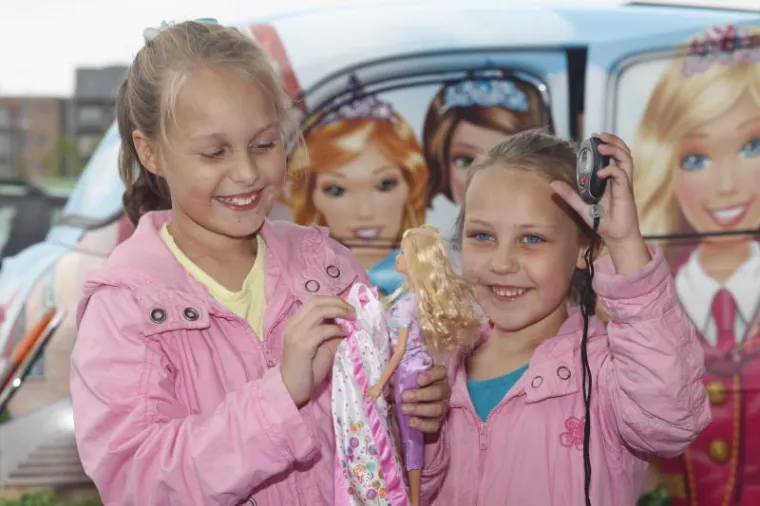 Djevojčice se natjecale u brzom oblačenju barbika