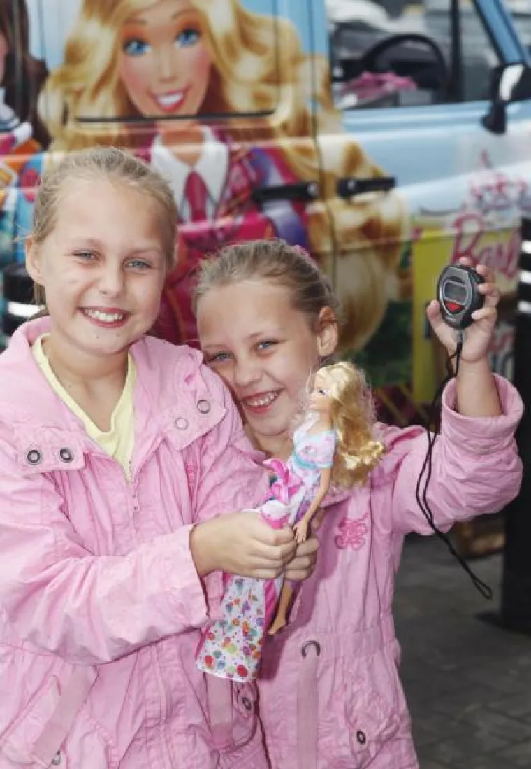 Djevojčice se natjecale u brzom oblačenju barbika