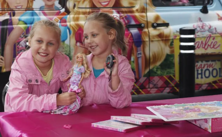 Djevojčice se natjecale u brzom oblačenju barbika