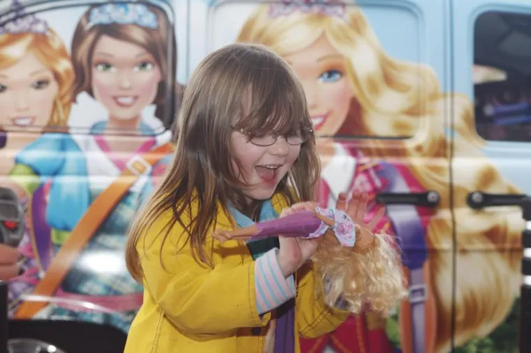 Djevojčice se natjecale u brzom oblačenju barbika