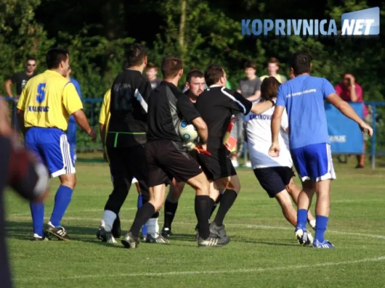 U poluvremenu derbija Prve ŽNL između Borca i Kalinovca u Imbriovcu, sudac Koprić je zbog vrijeđanja isključio gostujućeg vratara Perokovića.