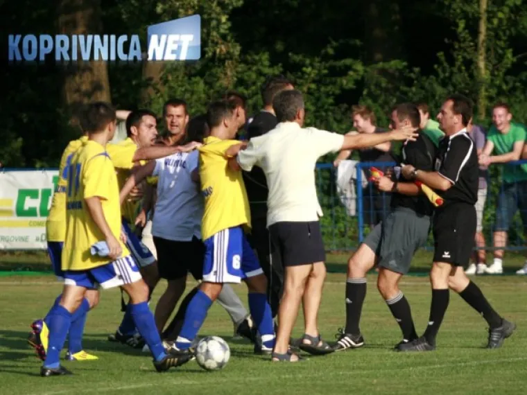 Jedan od igrača Kalinovca suca je pogodio i loptom.