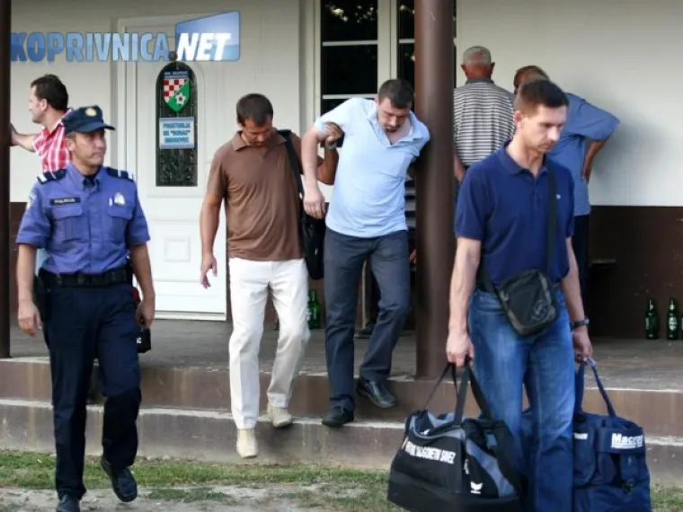 Glavnom sucu je trebala pomoć njegovog suradnika kako bi napustio stadion.